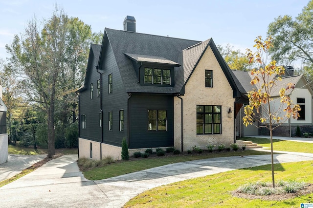 view of front of house featuring a front yard