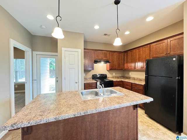 kitchen with sink, decorative light fixtures, a kitchen island with sink, and black appliances