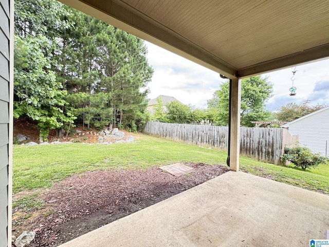 view of yard featuring a patio