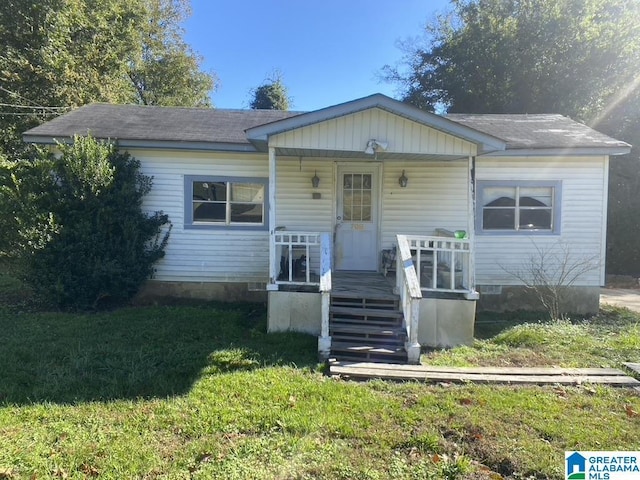 view of front of property featuring a front lawn and a porch