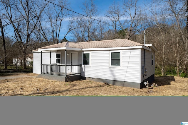 manufactured / mobile home with a porch