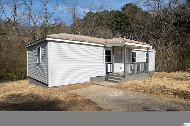 manufactured / mobile home with a porch