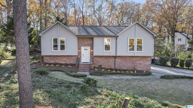 split foyer home with a front yard