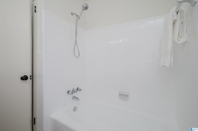 bathroom with tiled shower / bath