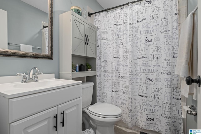 bathroom featuring a shower with shower curtain, vanity, and toilet