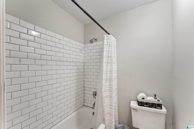 bathroom featuring shower / bath combo with shower curtain