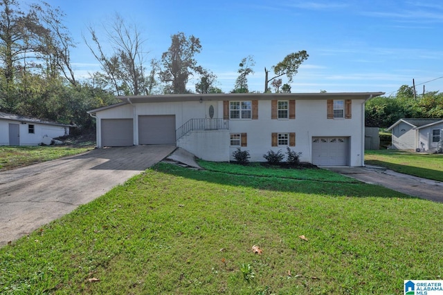 view of front facade featuring a front yard