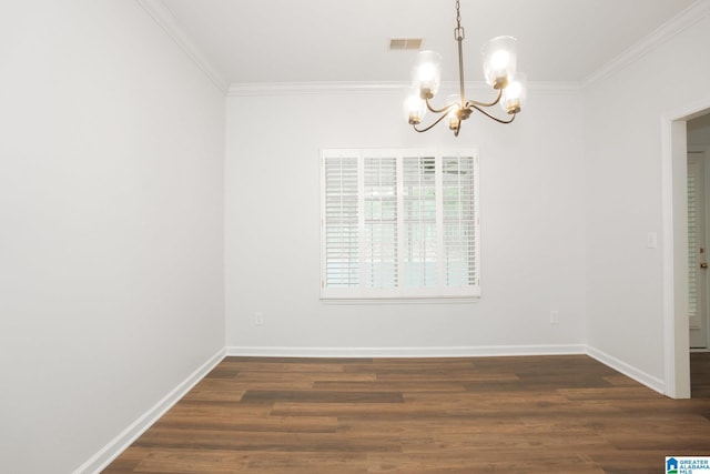 spare room with crown molding, dark wood-type flooring, and an inviting chandelier