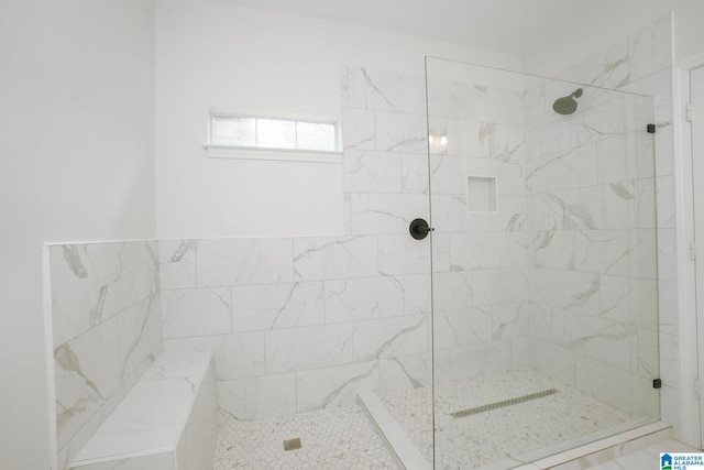 bathroom featuring tiled shower