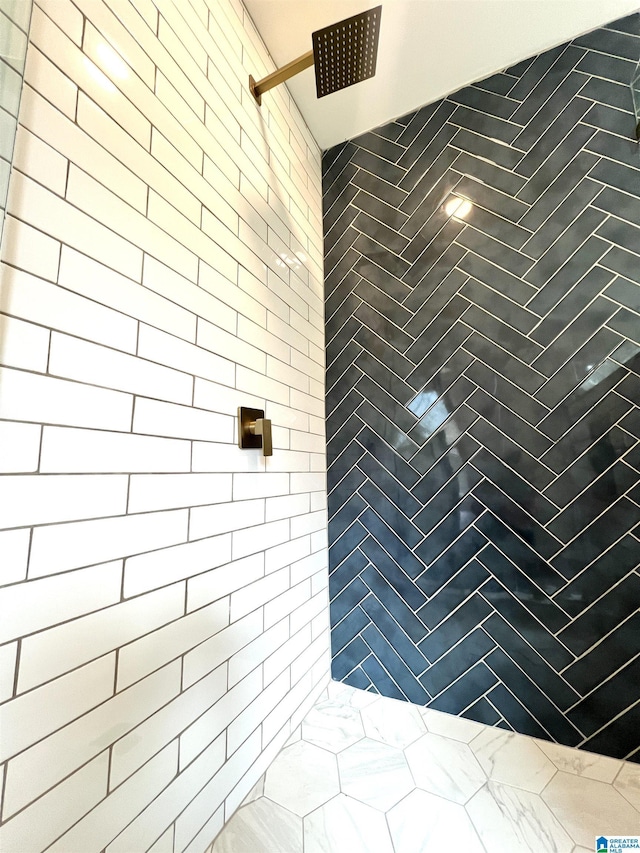 bathroom featuring a tile shower