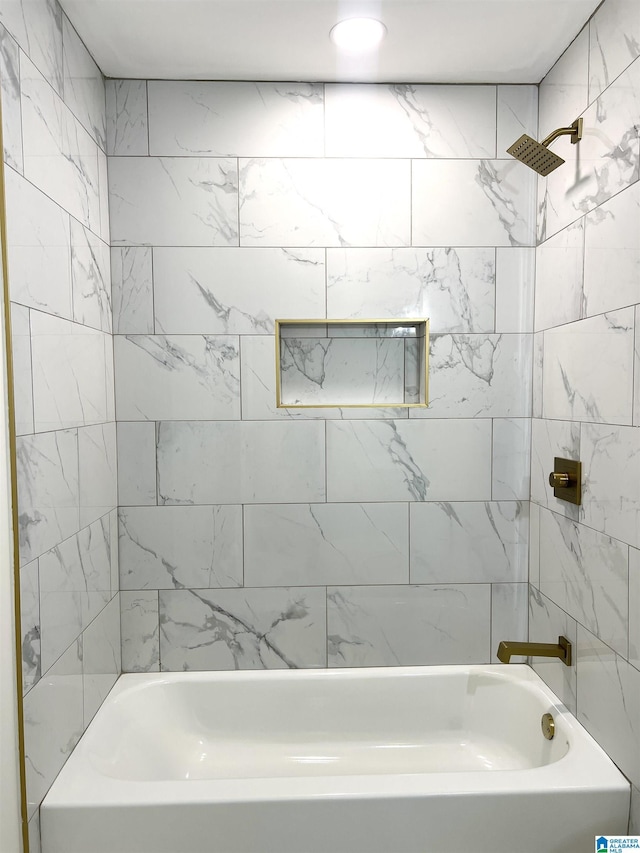 bathroom featuring tiled shower / bath