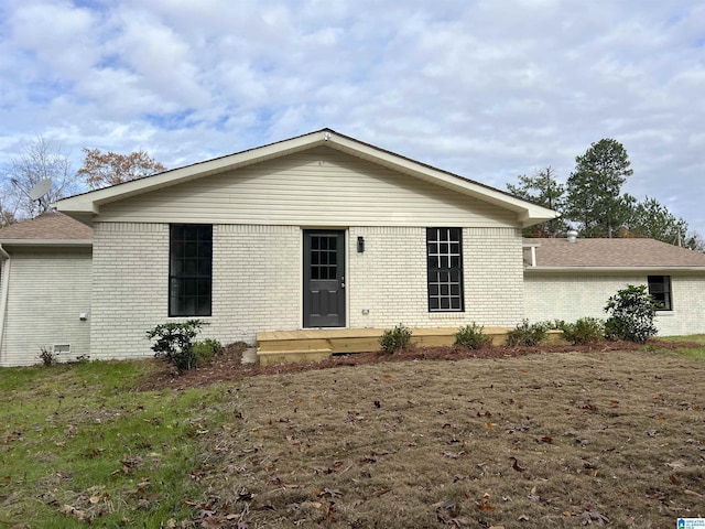 view of front facade with a front yard