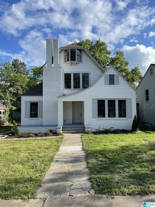 view of front facade featuring a front yard