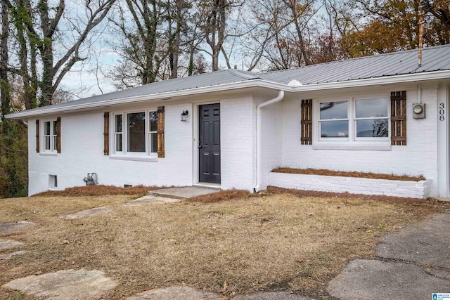 ranch-style home featuring a front lawn