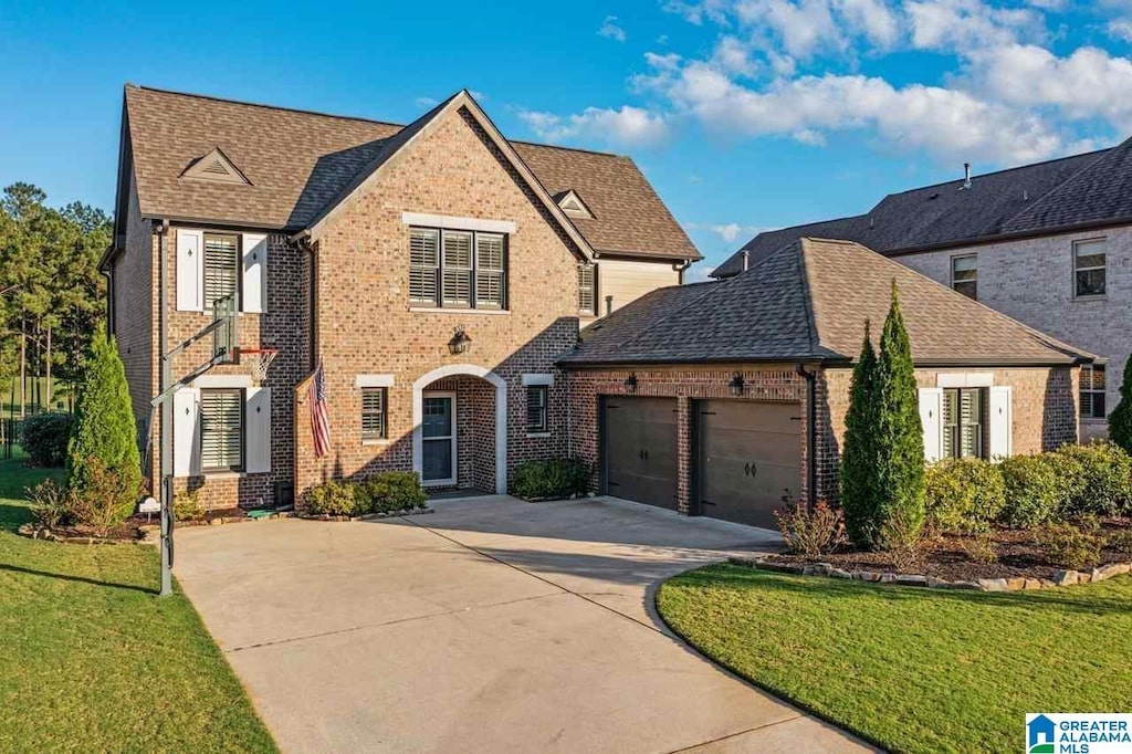 view of front facade featuring a front yard and a garage