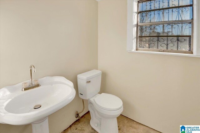 bathroom featuring toilet and sink