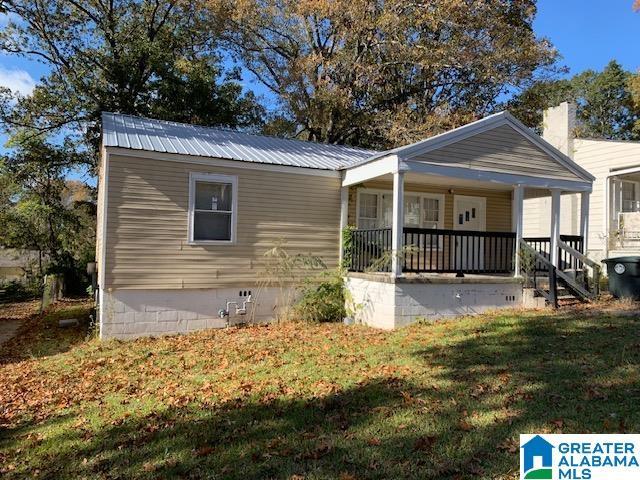 view of front facade featuring covered porch and a front yard