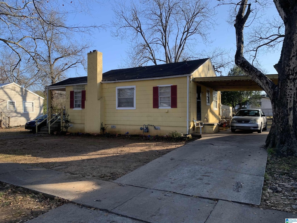 view of front of property featuring a carport