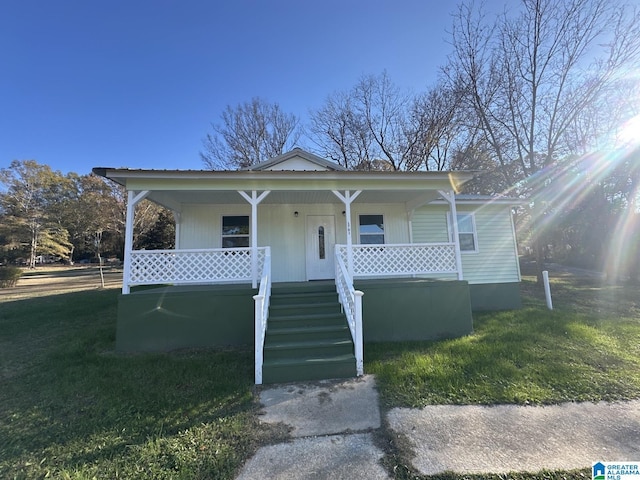 view of front of house featuring a front lawn and covered porch