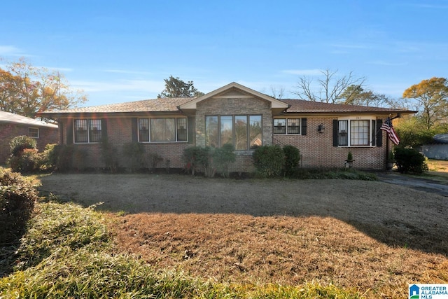 single story home featuring a front yard