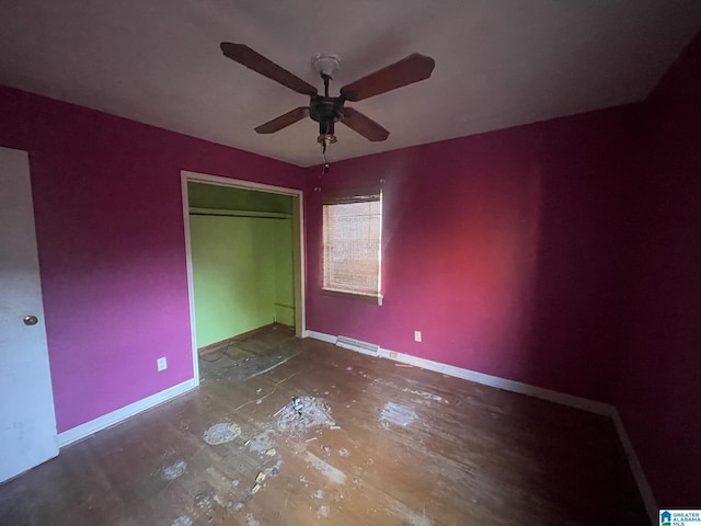 unfurnished bedroom featuring ceiling fan and a closet