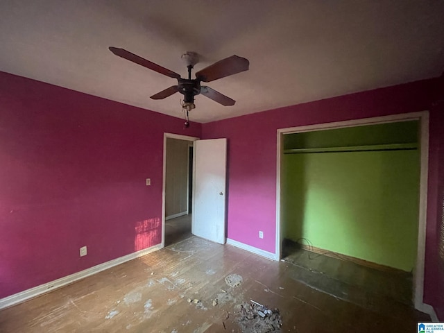 unfurnished bedroom with ceiling fan and a closet