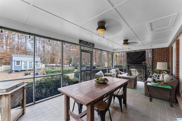 sunroom with ceiling fan