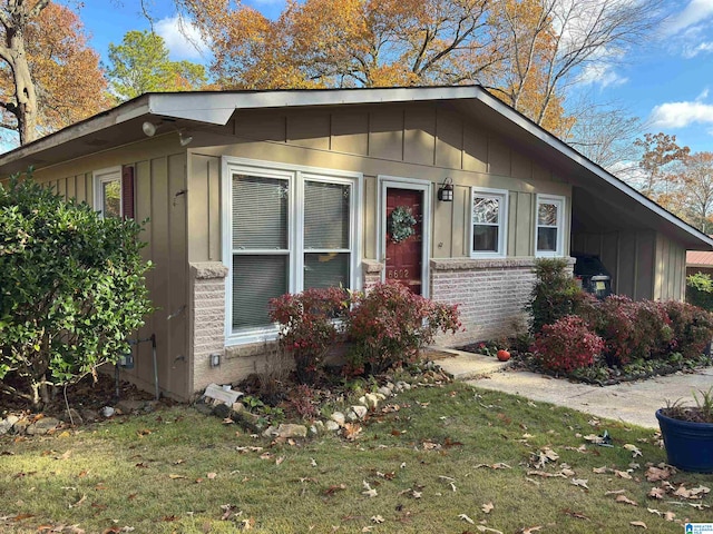 view of front of home featuring a front yard