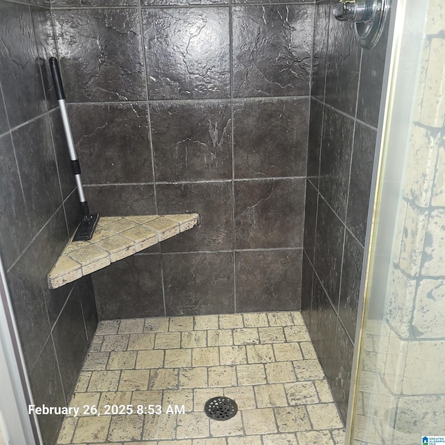 full bathroom featuring a tile shower