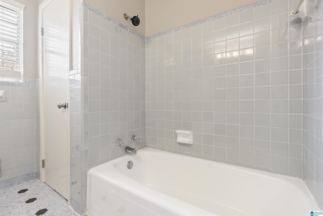 bathroom featuring tiled shower / bath combo