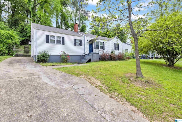 view of front of house featuring a front yard