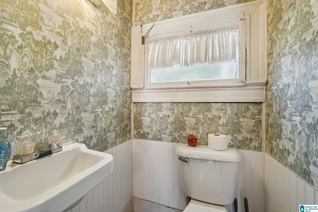 bathroom featuring toilet and sink