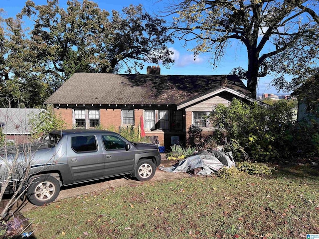 view of front facade featuring a front yard