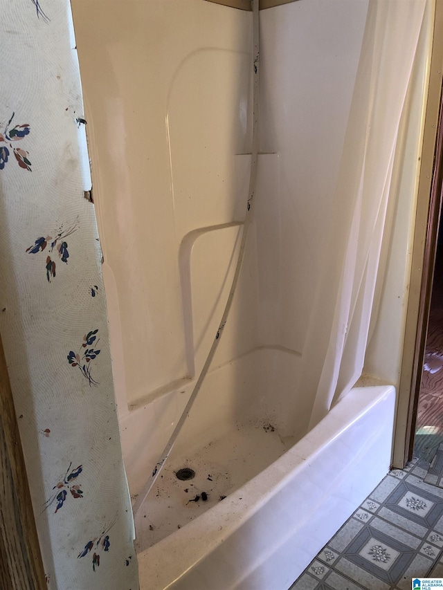 bathroom featuring a shower with shower curtain