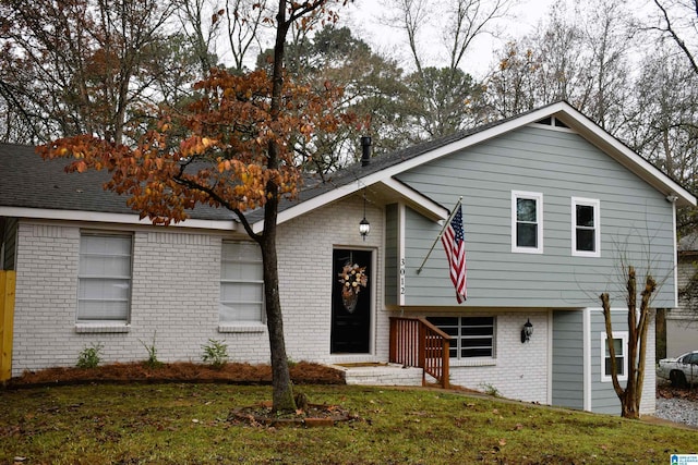 view of front facade featuring a front yard