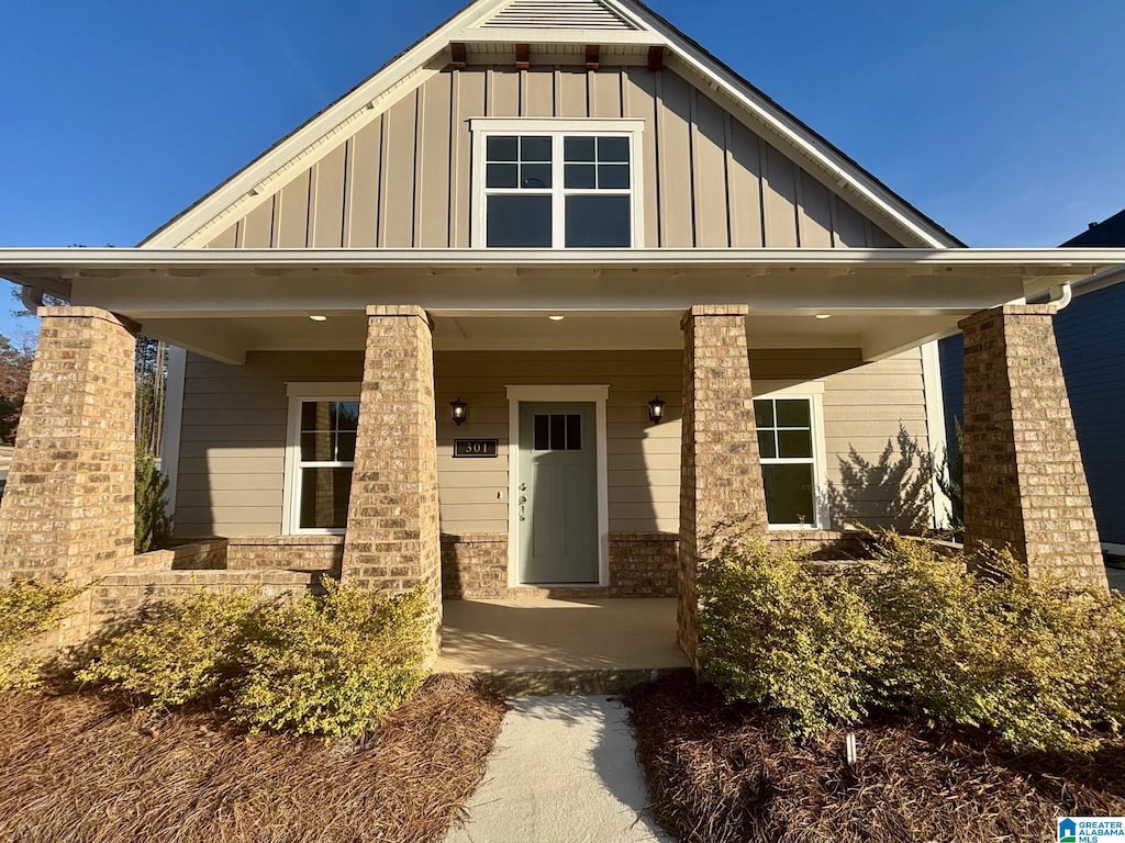 view of front of property featuring covered porch