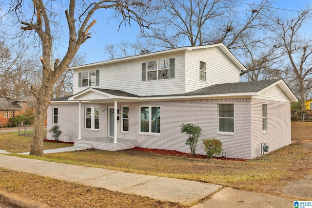 front facade featuring a front yard