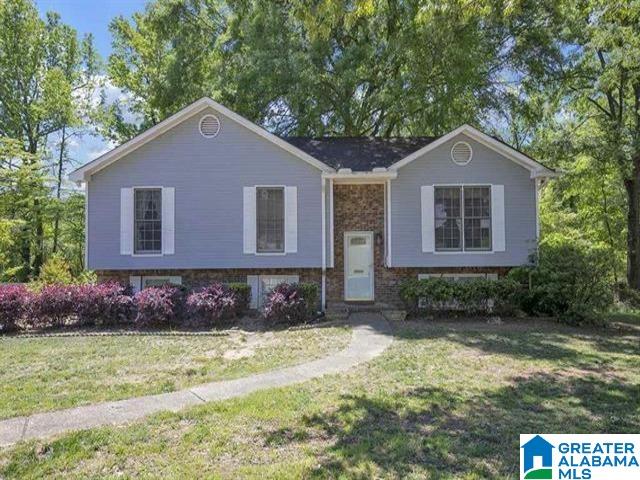 bi-level home featuring a front yard