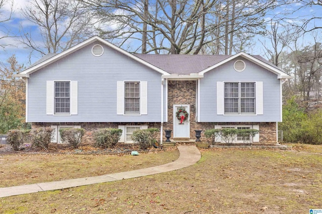 bi-level home featuring a front lawn