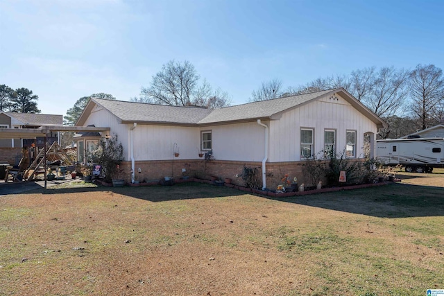 ranch-style home featuring a front lawn