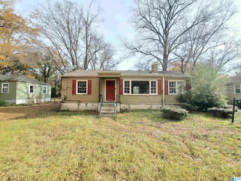 ranch-style home featuring a front lawn