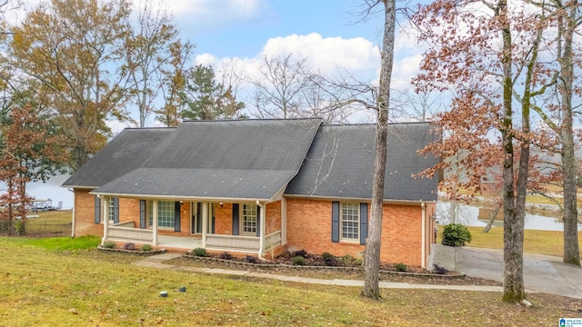 view of front facade featuring a front lawn and a porch