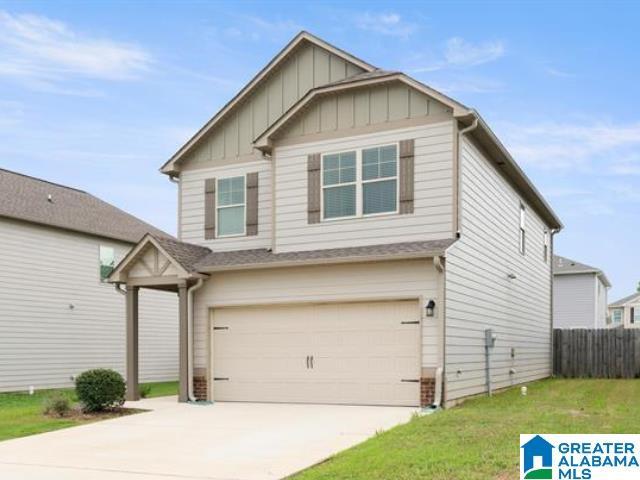 view of front of house featuring a garage and a front yard