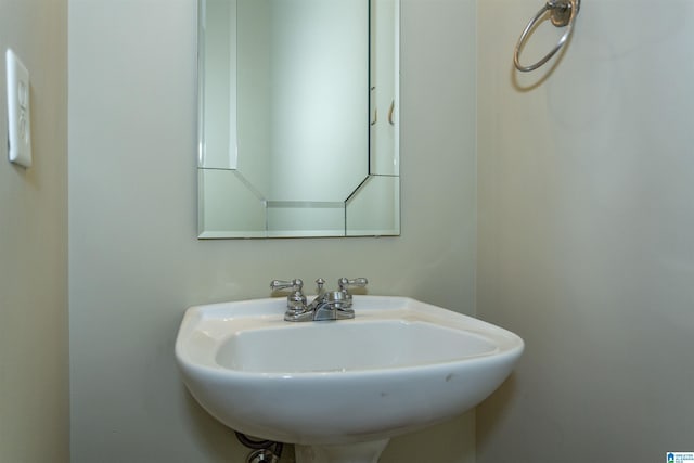 bathroom featuring sink