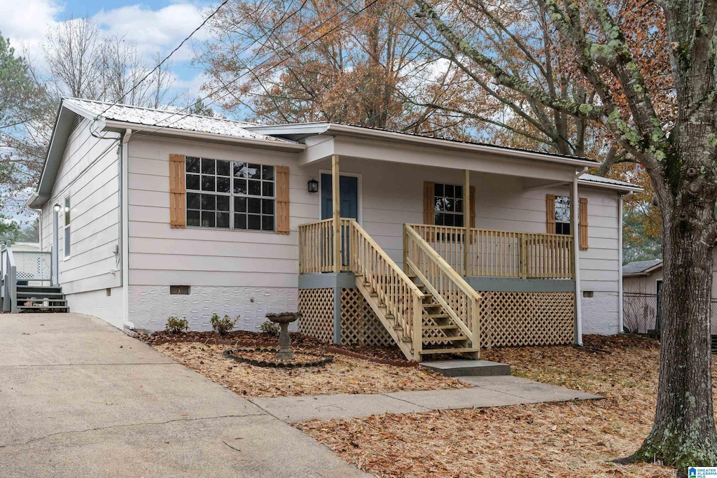 view of front facade with covered porch