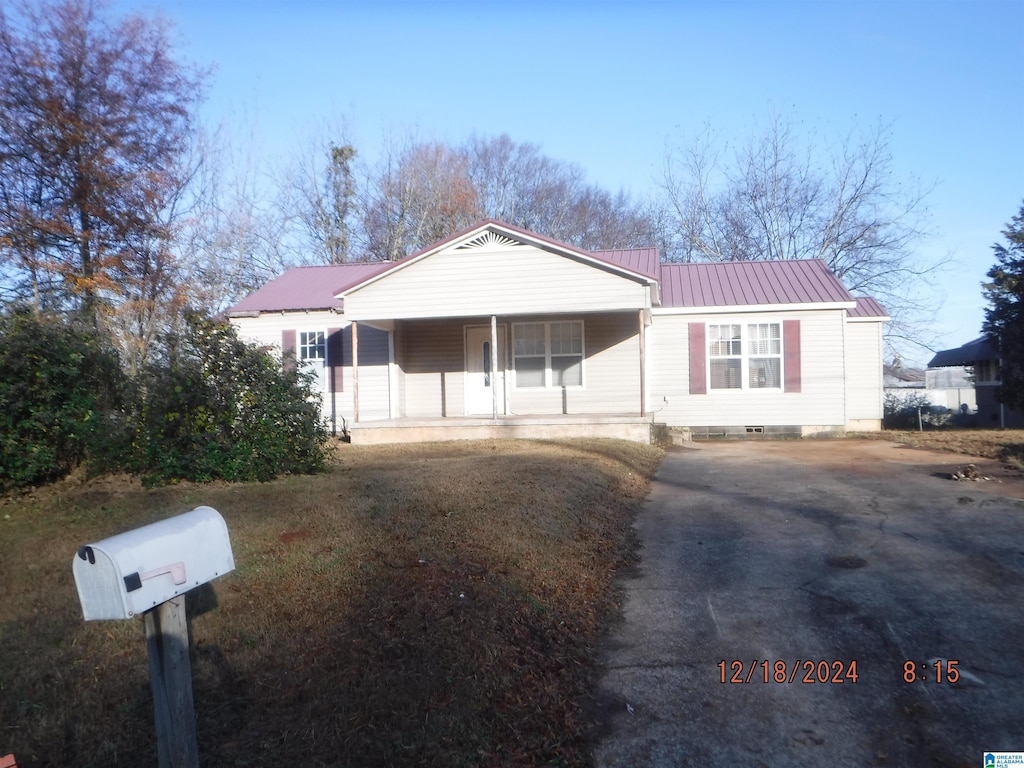 view of front of home featuring covered porch and a front yard