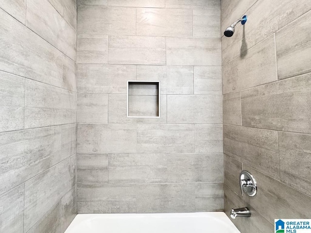 bathroom with tiled shower / bath