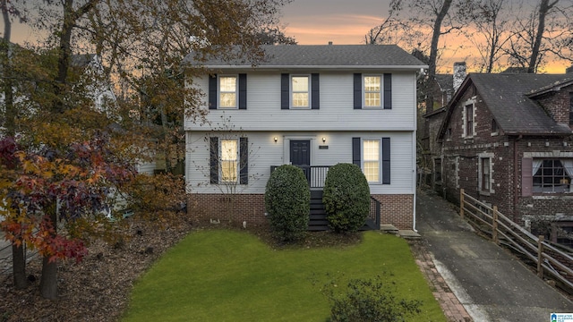 view of front of property featuring a lawn