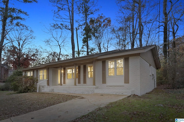 single story home with covered porch