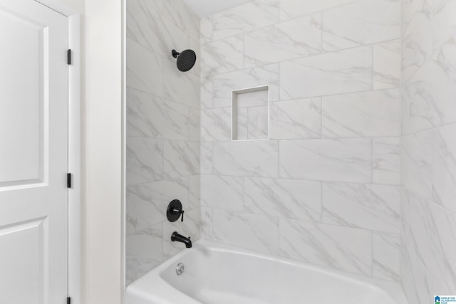 bathroom with tiled shower / bath combo